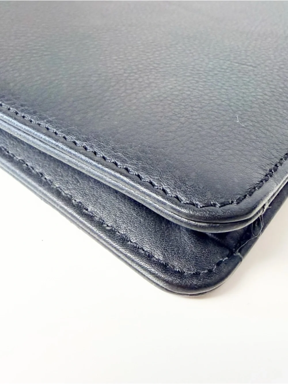 Pristine Levenger Black Pebbled Leather Folio with Magnetic Closure